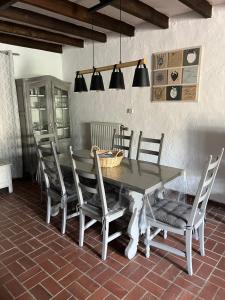 ein Esszimmer mit einem Tisch und Stühlen in der Unterkunft Villa Frédérick (app. 5 personnes) in Bagnols-en-Forêt