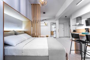 1 dormitorio con 1 cama grande y cocina en Feel like home, en Atenas