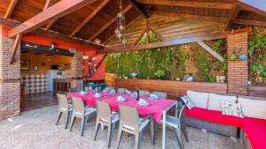 Reštaurácia alebo iné gastronomické zariadenie v ubytovaní Villa la Era Alhaurín el Grande by Ruralidays