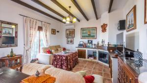 Televízia a/alebo spoločenská miestnosť v ubytovaní Villa la Era Alhaurín el Grande by Ruralidays
