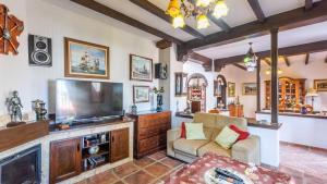 Televízia a/alebo spoločenská miestnosť v ubytovaní Villa la Era Alhaurín el Grande by Ruralidays