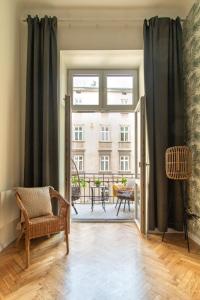 salon z drzwiami otwierającymi się na balkon w obiekcie Modern Apartments Piłsudskiego Street w Krakowie