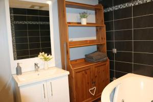 Imagen de la galería de Détente assurée dans ce logement avec balnéo, en Rezé 4 fotos más