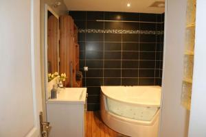 Imagen de la galería de Détente assurée dans ce logement avec balnéo, en Rezé