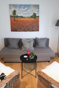 una sala de estar con sofá y una pintura en la pared en La Turr de Mezz- Bellagio LCA, en Bellagio