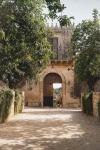 een toegang tot een gebouw met een boog bij Dimora delle Balze in Noto