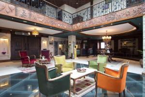 eine Lobby mit bunten Stühlen und einem Tisch in der Unterkunft Cappadocia Minia Cave Hotel in Ortahisar