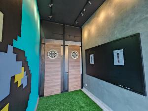 un corridoio con una porta con un prato verde di Amber Cove Executive Suites Melaka a Malacca