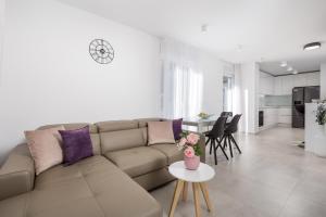 - un salon avec un canapé et une table dans l'établissement ChillZone - 20m to the sea, heated pool, à Trogir