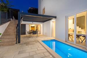 une maison avec une piscine et une maison dans l'établissement ChillZone - 20m to the sea, heated pool, à Trogir