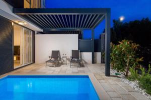 - une piscine dans l'arrière-cour d'une maison dans l'établissement ChillZone - 20m to the sea, heated pool, à Trogir