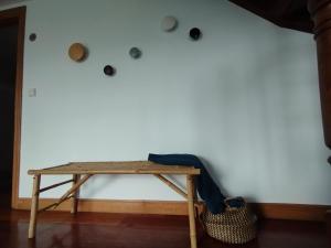 une table contre un mur blanc avec des boutons sur le mur dans l'établissement B&B Eguzkitza, à Elgeta