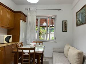 a living room with a table and a couch at Goni Guest House in Sarandë