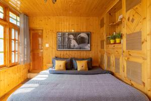 Postel nebo postele na pokoji v ubytování Whoopers Boutique Kasol