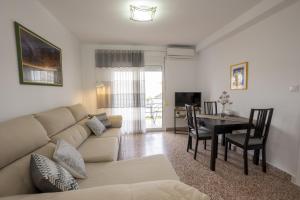 salon z kanapą i stołem w obiekcie Apartamento Loli w mieście Nerja