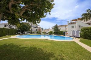 basen w ogrodzie domu w obiekcie Apartamento Loli w mieście Nerja