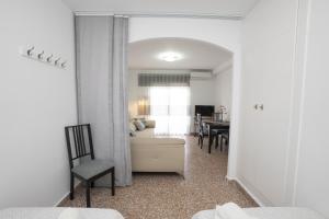 salon z kanapą i jadalnią w obiekcie Apartamento Loli w mieście Nerja