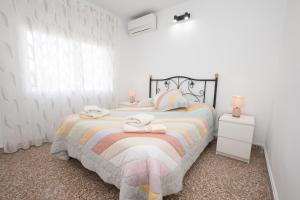 sypialnia z łóżkiem i ręcznikami w obiekcie Apartamento Loli w mieście Nerja +11 zdjęć