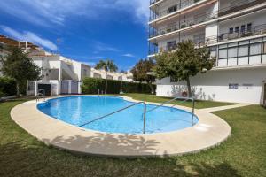 basen w podwórzu budynku w obiekcie Apartamento Loli w mieście Nerja
