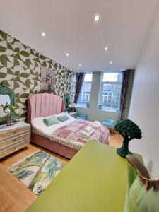 a bedroom with a bed and a green table at flat Covent Garden in London
