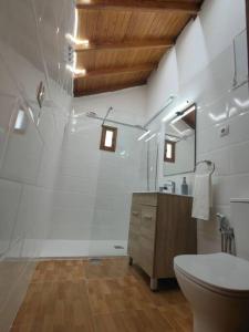 La salle de bains blanche est pourvue de toilettes et d'un lavabo. dans l'établissement Finca Ancestros, à Tejeda