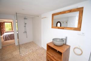 La salle de bains est pourvue d'un lavabo et d'un miroir. dans l'établissement Casa Vista Montgo Javea - 5048-3, à Balcon del Mar
