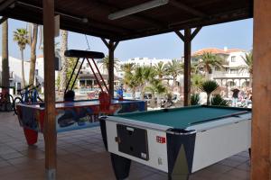Stolní tenis v ubytování Apartamentos Hesperia Bristol Playa nebo okolí