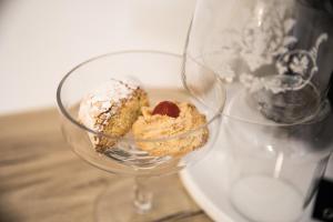 een glazen kom met twee desserts erin op een tafel bij B&B Dal Maestro in Maratea
