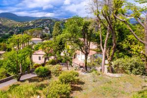 une vue aérienne sur une maison arborée dans l'établissement Bas de villa, piscine, 3 étoiles, à Saint-Paul-de-Vence