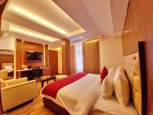 TV a/nebo společenská místnost v ubytování Vaydantaa - Luxury Boutique Resort Mussoorie