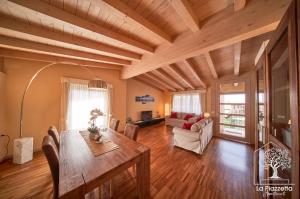 uma sala de estar com um tecto de madeira e uma mesa em Appartamenti La Piazzetta em Sirmione