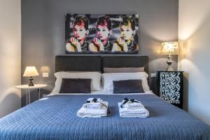 a bedroom with a bed with two towels on it at Guest House Abbacurrente in Platamona