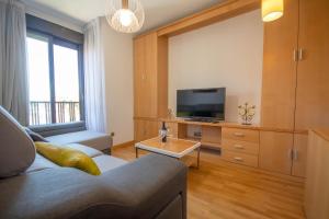 Μια τηλεόραση ή/και κέντρο ψυχαγωγίας στο For Your Rentals Cómodo y tranquilo apartamento TEMPORAL Aeropuerto CMP9