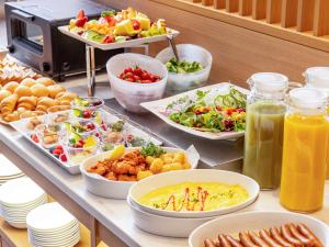 un buffet con muchos platos diferentes de comida y bebida en Tokyu Stay Kanazawa en Kanazawa