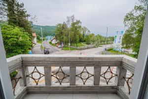 uma vista para a rua a partir de uma varanda em Guesthouse Pr'Šefu em Brezice