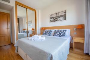 Ένα ή περισσότερα κρεβάτια σε δωμάτιο στο For Your Rentals Cómodo y tranquilo apartamento TEMPORAL Aeropuerto CMP9