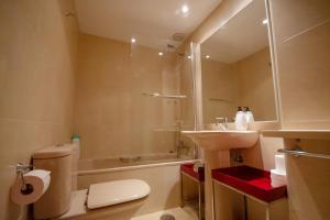 Ένα μπάνιο στο For Your Rentals Cómodo y tranquilo apartamento TEMPORAL Aeropuerto CMP9 +43 φωτογραφίες