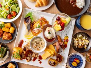 una mesa cubierta con platos de comida y tazones de comida en Tokyu Stay Kanazawa, en Kanazawa