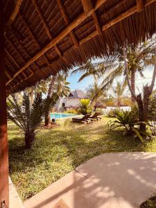 een uitzicht op een resort met een zwembad en palmbomen bij Art Hotel Zanzibar in Jambiani