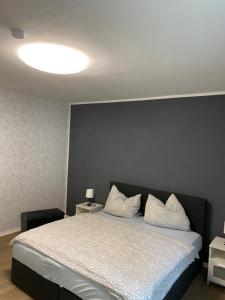 1 dormitorio con 1 cama grande y 2 mesitas de noche en Ferienwohnung Da Emi, en Neunkirchen