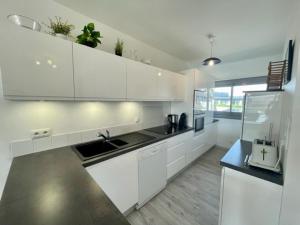 Zdjęcie z galerii obiektu Duplex moderne avec vue mer, 2 chambres, proche plage et centre-ville, parking, balcon exposé Sud-Ouest - FR-1-478-237 w mieście Quiberon