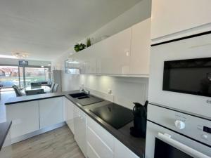 Zdjęcie z galerii obiektu Duplex moderne avec vue mer, 2 chambres, proche plage et centre-ville, parking, balcon exposé Sud-Ouest - FR-1-478-237 w mieście Quiberon