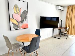 TV a/nebo společenská místnost v ubytování Maho Beach House - Charming Studio - Beach Access
