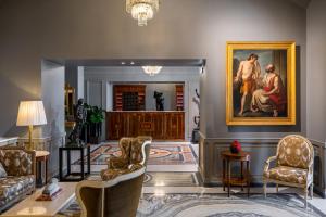 a living room with a painting on the wall at Grand Hotel Parker's in Naples