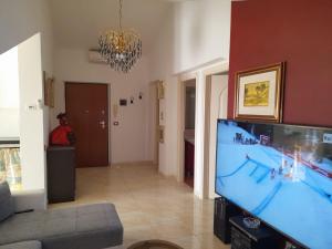 ein Wohnzimmer mit einem großen Flachbild-TV in der Unterkunft domus rosada in Ripa Teatina
