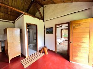 una camera con porta che si apre su una camera da letto di Casa iLayaku a Guangopolo