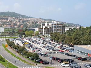 een parkeerplaats vol auto's in een stad bij Balance apartments in Koper