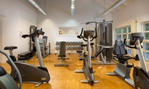 Precise Resort Marina Wolfsbruch - Familienapartments的健身中心和/或健身设施