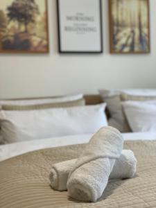a white towel laying on top of a bed at Apart70-Modern Design I Garden with Terrace I Smart TV I Free Parking I Free WiFi in Hamm