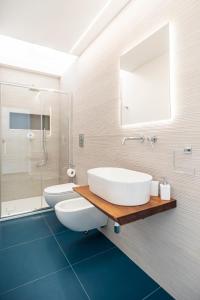a bathroom with two sinks and a shower at EGIDA camere mediterranee in Favignana